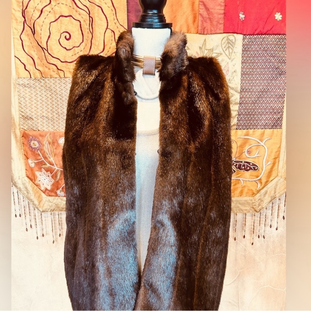 Jones New  YORK, Beautiful faux fur vest jacket is dark - Picture 11 of 11